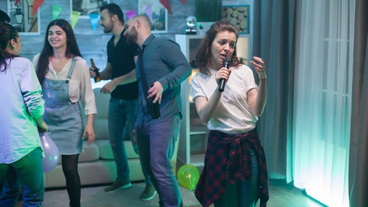 Cum să îți organizezi o seară de karaoke
