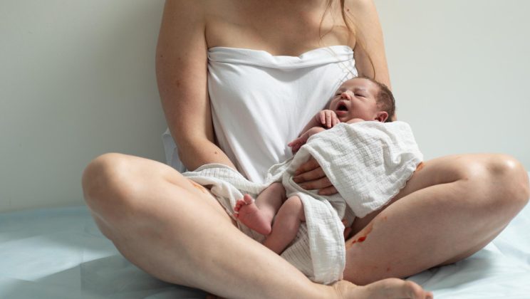 Cum să faci față oboselii din perioada post-partum fără să îți neglijezi sănătatea