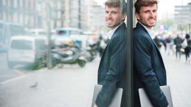 Cum să porți costume în afara contextului business
