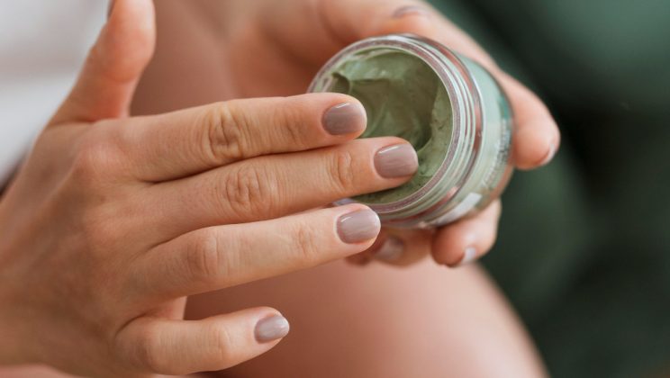 Crema de rostopască: beneficii pentru piele și negi