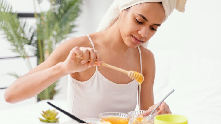 5 beneficii ale măștilor cu miere pentru ten
