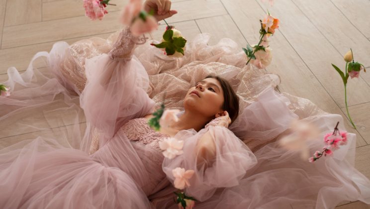 Cum să creezi un look romantic cu rochii și fuste fluide