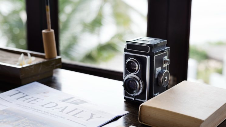 Întoarcerea la analog: De ce fotografia pe film și vinilurile ne atrag din nou